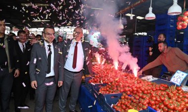 BAŞKAN ERGÜN VE OĞAN, PAZARCI ESNAFI VE VATANDAŞLARLA BULUŞTU