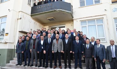 Cumhur İttifakı Büyükşehir Belediye Başkan Adayı Cengiz Ergün, Akhisar programına  coşkuyla başladı.