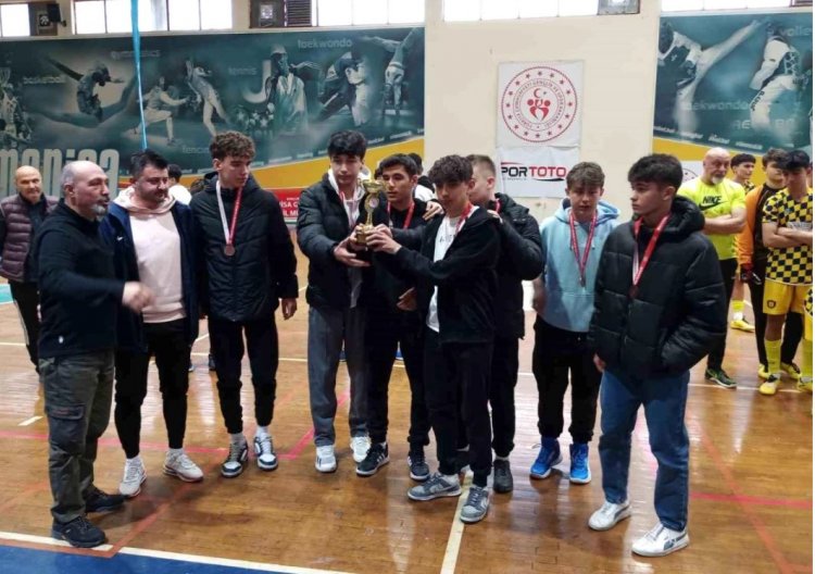 Manisa Gençlik ve Spor İl Müdürlüğü tarafından düzenlenen Okul Sporları Genç Erkek Futsal İl Birinciliği sona erdi