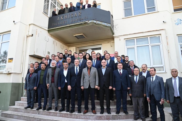Cumhur İttifakı Büyükşehir Belediye Başkan Adayı Cengiz Ergün, Akhisar programına coşkuyla başladı.