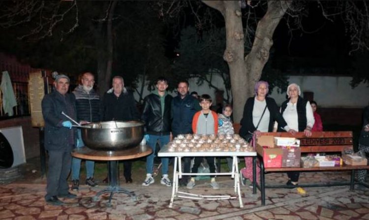 İYİ Parti Akhisar Belediye Başkan Adayı Hüseyin Ali Doğan ,Berat Kandilinde Helva İkramı