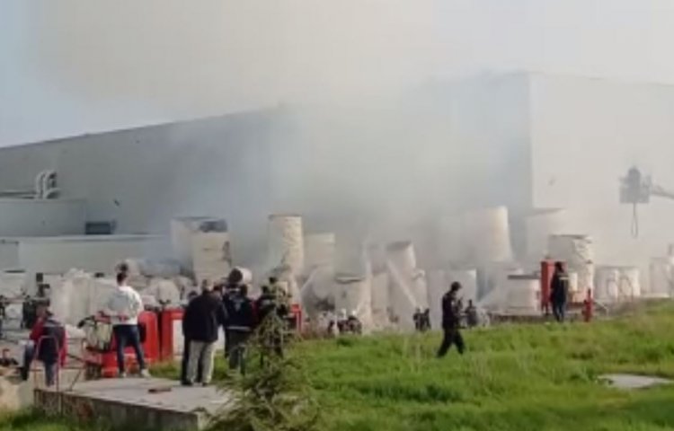 Manisa Organize Sanayi Bölgesi'ndeki kağıt fabrikasında ki yangın korkuttu..!