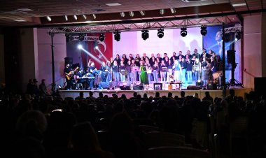 Akhisar Belediyesi Popüler Müzik Koromuz, 90’ların unutulmaz şarkılarıyla harika bir konser verdi.