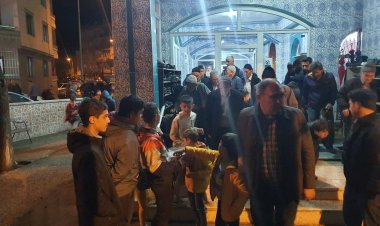 Kırkağaç Belediye Başkan Adayı Fevzi Ok Teravi namazı sonrası vatandaşlarla buluştu