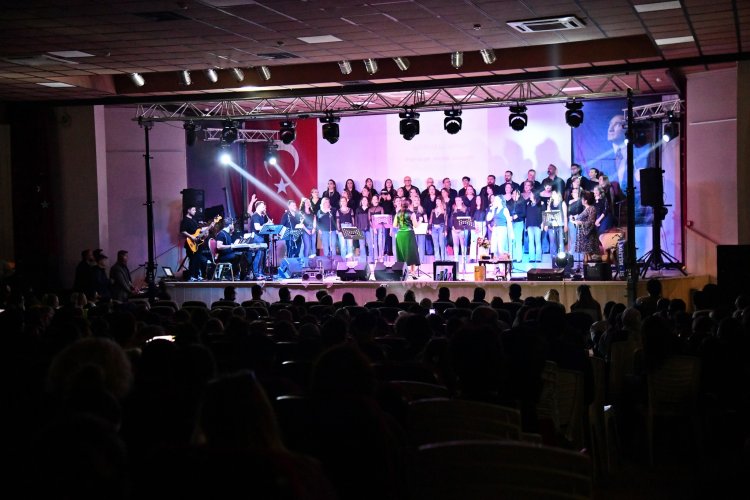 Akhisar Belediyesi Popüler Müzik Koromuz, 90’ların unutulmaz şarkılarıyla harika bir konser verdi.