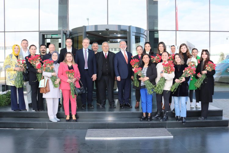Cumhur İttifakı Akhisar Belediye Başkan Adayı Ömer İşçi, Yenişehirlioğlu ve Pakdemirii ile Kadınlar gününü kutladılar