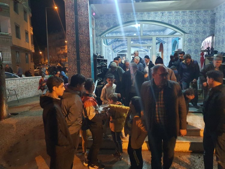 Kırkağaç Belediye Başkan Adayı Fevzi Ok Teravi namazı sonrası vatandaşlarla buluştu