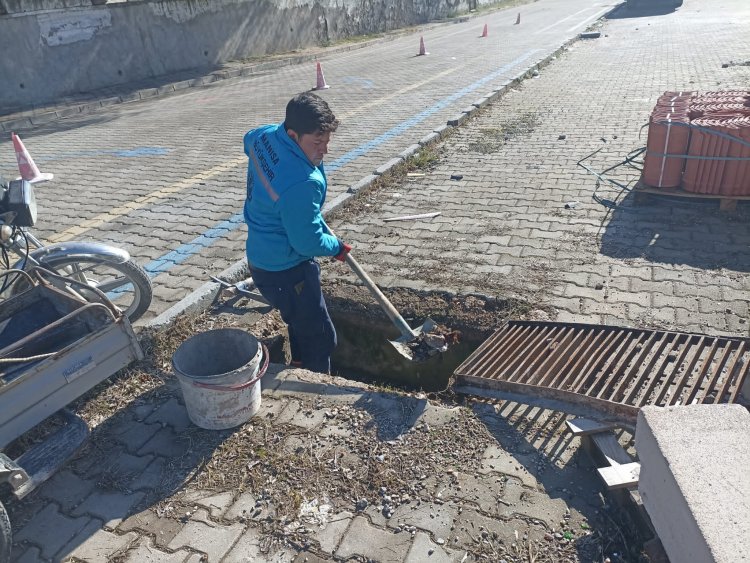 Gördes’te Beş Mahallenin Yağmursuyu Izgaraları Temizlendi