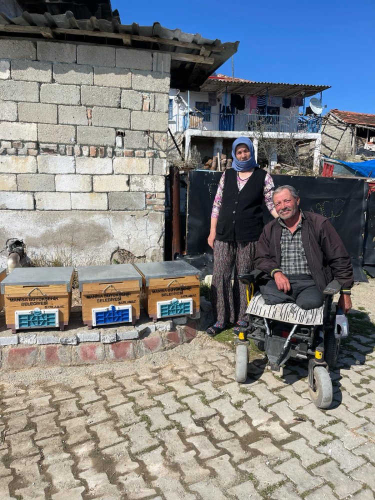 Engelli Arıcıya Büyükşehir’den Kovan Desteği