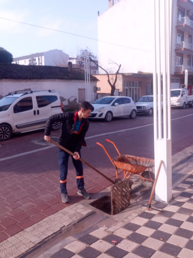 Cengiz Topel ve İstasyon Mahallelerinin Yağmursuyu Izgaraları Temizlendi