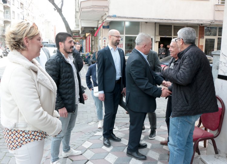 İYİ Partili Akhisar Belediye Başkan Adayı Doğan, seçim çalışmalarını merkezde sürdürdü