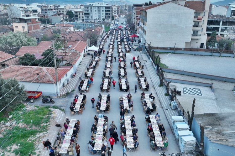 Başkan Besim Dutlulu, iftarın bereketini Akhisarlılarla paylaşıyor
