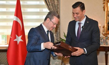 Manisa BüyükşehirBelediye Başkanı Ferdi Zeyrek, Vali Enver Ünlü’yü ziyaret etti