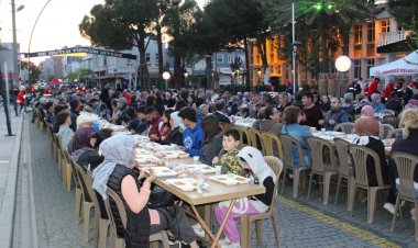 Akhisar Belediye'sinin İftar sofrasına büyük ilgi