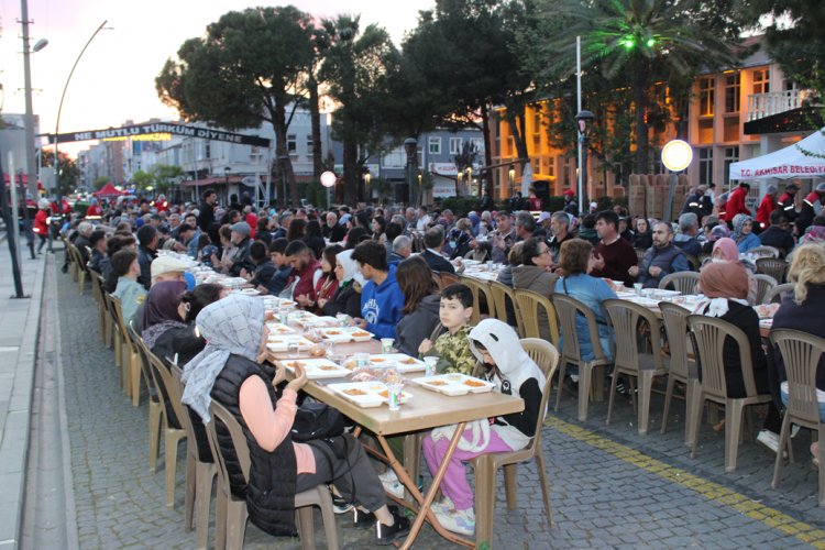 Akhisar Belediye'sinin İftar sofrasına büyük ilgi