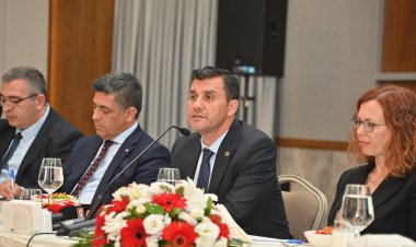 Başkan Ferdi Zeyrek, Büyükşehir’de A Takımını Tanıttı
