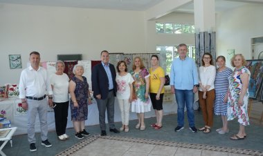 BAŞKAN DUTLULU, ‘HAMARAT HANIMLAR’ SERGİSİNİ ZİYARET ETTİ