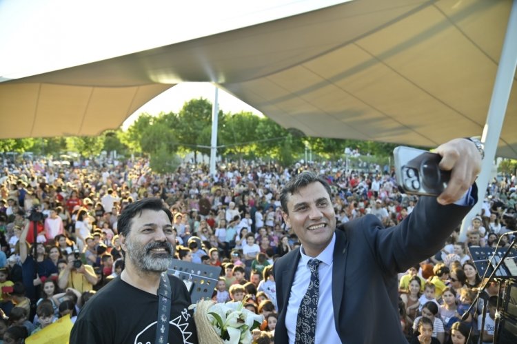 MANİSALI ÇOCUKLAR, ONUR EROL ŞARKILARIYLA DOYASIYA EĞLENDİ