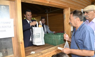 Halk Ekmeğin ilk satışlarını Başkan Zeyrek yaptı