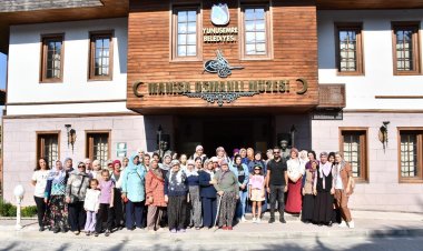 Demirci’den Gelen 77 Kişilik Kadın Kafilesi Manisa’yı ‘Adım Adım’ Gezdi