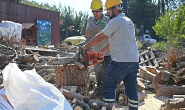 Akhisar Belediyesi’nden ihtiyaç sahibi vatandaşlara yakacak odun desteği