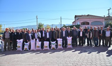 BÜYÜKŞEHİR’DEN KULA VE SELENDİLİ ÇİFTÇİLERE 194 TONLUK TOHUM DESTEĞİ
