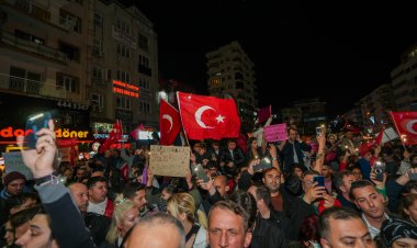 Manisalılar Demokrasi için Yürüdü