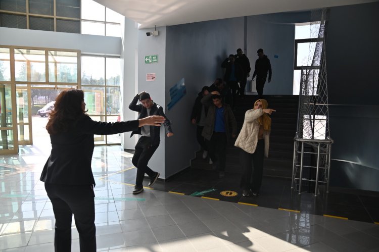 Büyükşehir Belediyesi’nden Öğrencilere Yönelik Deprem Tahliye Tatbikatı