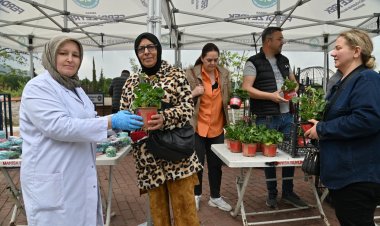 Arife Günü Mezarlıklarda Çiçek Dağıtımı Yapıldı