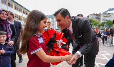 Başkan Zeyrek’ten Minik Öğrencilere 23 Nisan Sürprizi