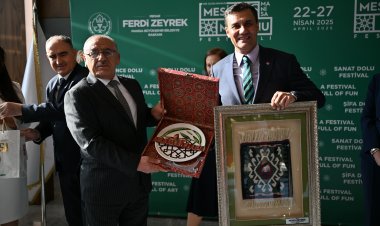 Mesir Festivali’nde hediyeler ve gönüller buluştu