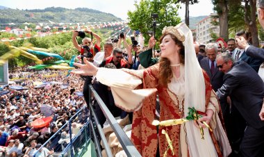 On Binler Manisa’da Buluştu, 8 Ton Mesir Macunu Halka Saçıldı