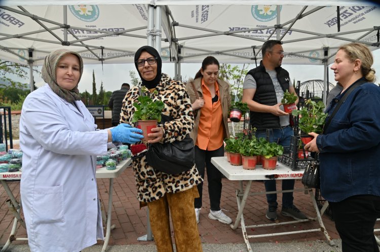Arife Günü Mezarlıklarda Çiçek Dağıtımı Yapıldı