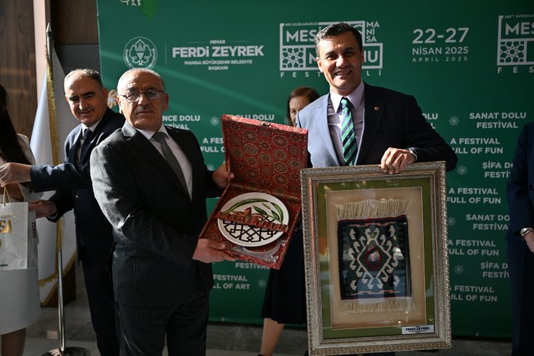 Mesir Festivali’nde hediyeler ve gönüller buluştu