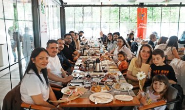 MANİSA’DAKİ ECZACILAR AKHİSAR’DA BİRARAYA GELDİ