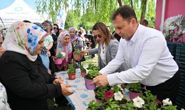 Büyükşehir Anneler Günü’nde çiçek dağıttı
