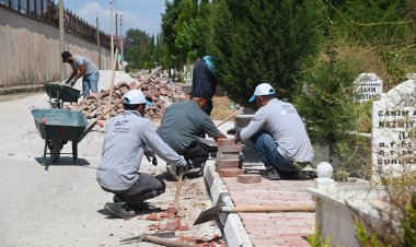 Kırtık Mezarlığı’nda Bozulan Kaldırımlar Yenilendi