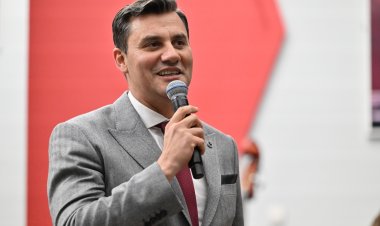 Başkan Zeyrek’ten Bayram Mesajı Başkan Zeyrek: “En büyük hediye hizmettir”