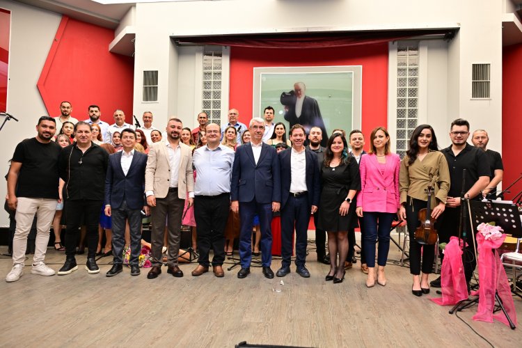 “Türkü Gibi Şarkılar” Ayakta Alkışlandı