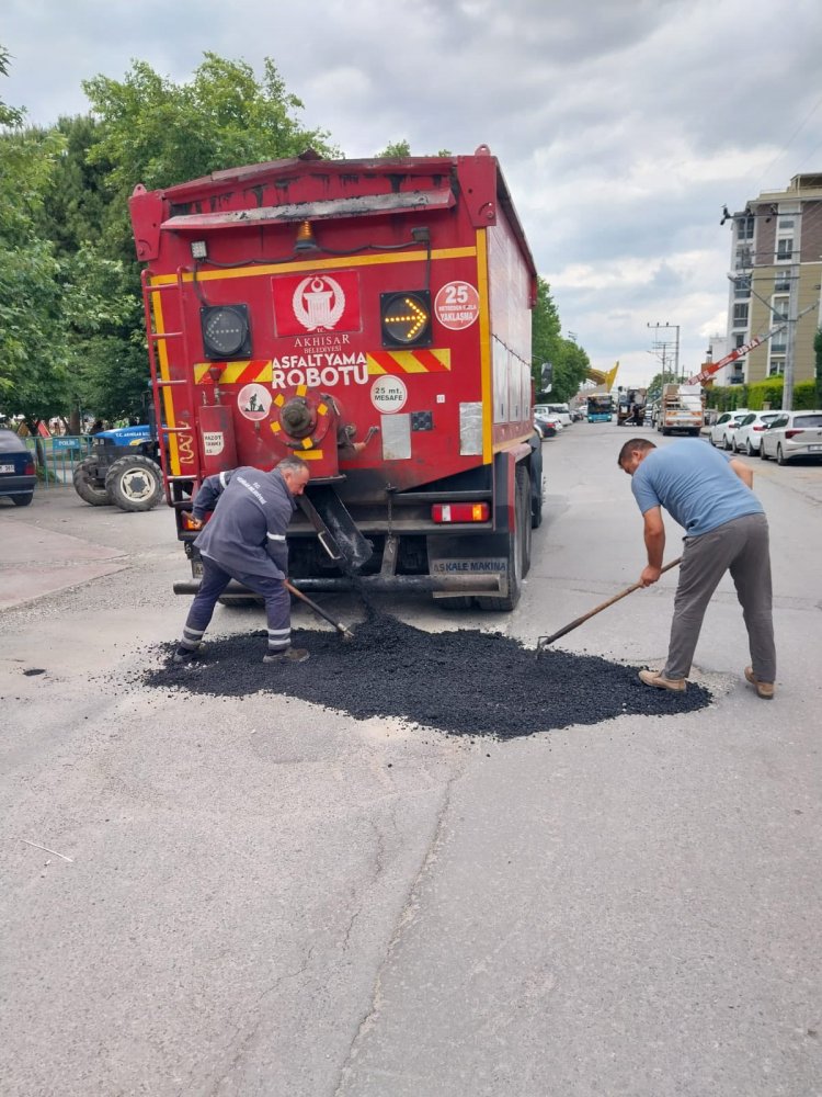AKHİSAR BELEDİYESİ ASFALT ÇALIŞMALARINA TAM GAZ DEVAM EDİYOR