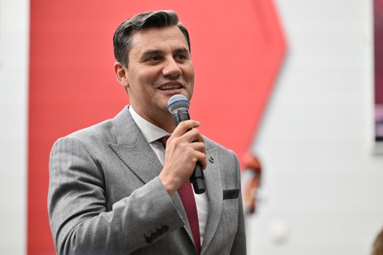 Başkan Zeyrek’ten Bayram Mesajı Başkan Zeyrek: “En büyük hediye hizmettir”