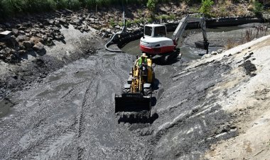 MASKİ’den Atatürk Kent Parkı’ndaki Derede Temizlik Çalışması