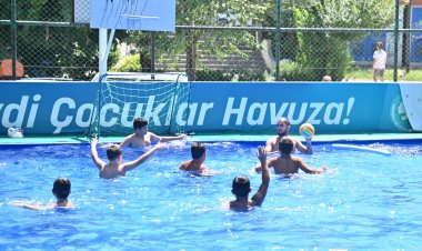 Manisa’da Çocuklar Büyükşehir’in Portatif Havuzlarında Serinliyor