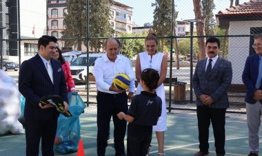 Belediye’den Öğrencilere Spor Malzemesi Desteği