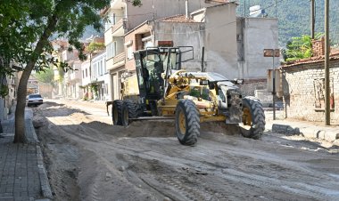 Büyükşehir’in Asfalt Hamlesi Hız Kesmiyor:  Kırkağaç’a 5 Bin Ton Sıcak Asfalt Seriliyor