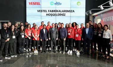 Başkan Besim Dutlulu ve Kadın Voleybol Takımından Vestel’e Ziyaret