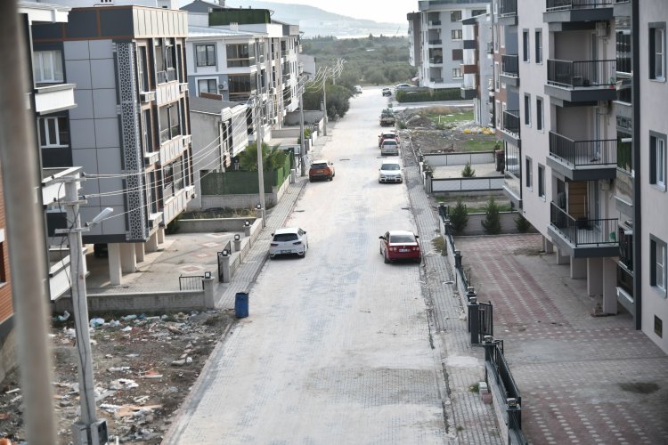 AKHİSAR’IN DÖRT BİR YANINDA ASFALT VE TAŞ DÖŞEME SEFERBERLİĞİ