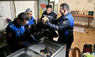 Büyükşehir Zabıta Ekiplerinden Gıda Denetimi: Hijyen Kurallarına Uymayan İşletme Mühürlendi