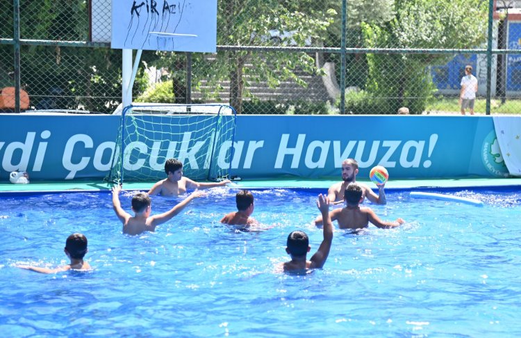 Manisa’da Çocuklar Büyükşehir’in Portatif Havuzlarında Serinliyor