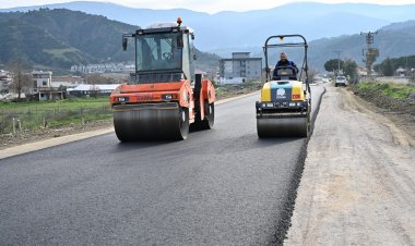 Salihli’de Modern Yol Hamlesi:  Yeni Tesisten Çıkan Asfalt Hacıbektaşlı’ya Serildi